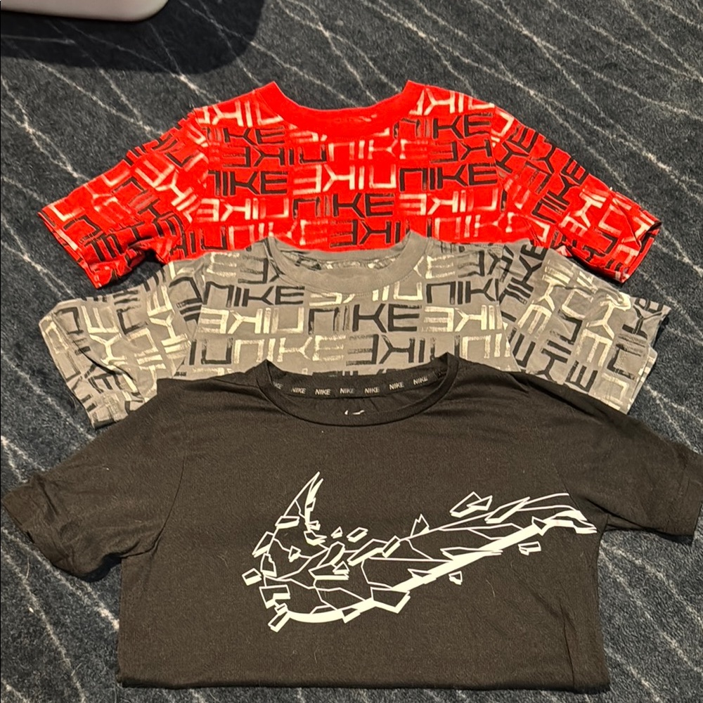 Nike Kids Graphic T-Shirts - Red, Gray, Black lot size M